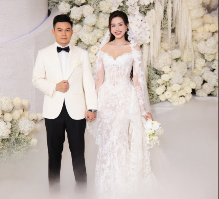 Hoa hậu Đỗ Thị Hà rạng rỡ bên chồng thiếu gia trong lễ cưới ở Hà Nội- Ảnh 1.