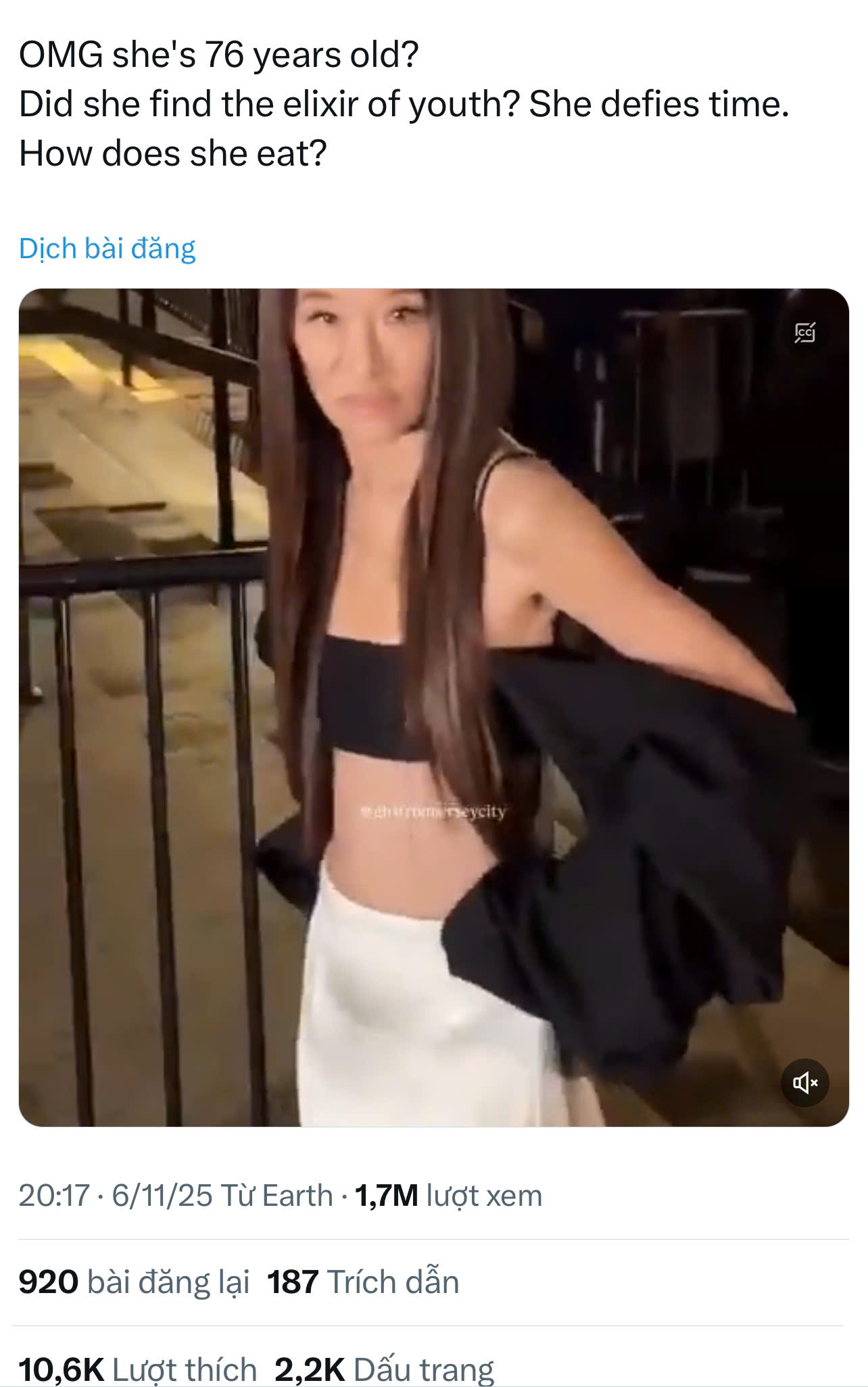 Bà hoàng váy cưới lộ bóng lưng không tin nổi ở tuổi 76- Ảnh 1.