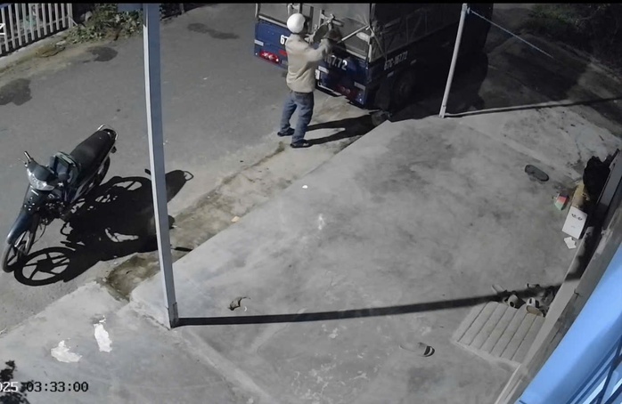 CLIP: Kẻ trộm táo tợn bị ghi hình ở An Giang- Ảnh 1. CLIP: Kẻ trộm táo tợn bị ghi hình ở An Giang- Ảnh 1.