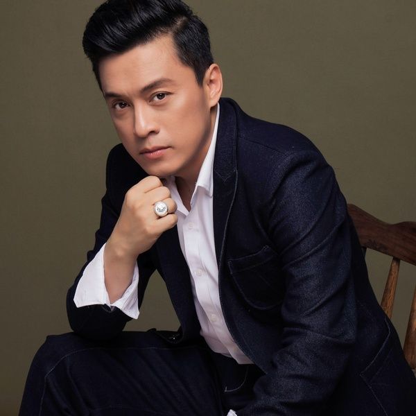 Nam nghệ sĩ lấy vợ trẻ kém 17 tuổi, 51 tuổi làm cha lần thứ 3: Tôi cứ ở bên này lại nhớ bên kia- Ảnh 2.