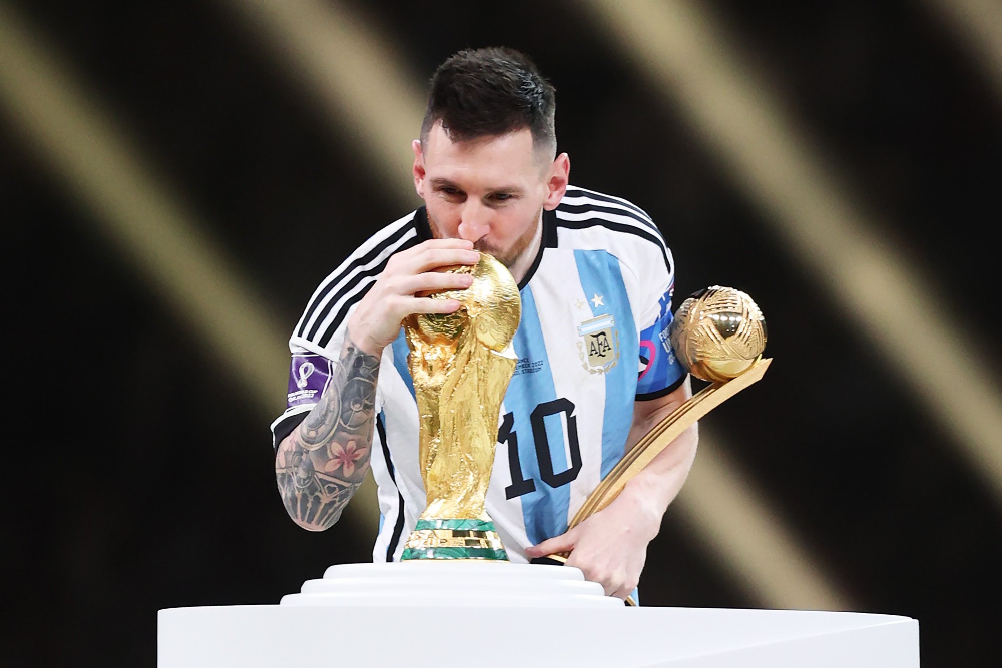 Messi không thể ngừng đẳng cấp: Phá kỉ lục kiến tạo mọi thời đại, giành nhiều danh hiệu nhất lịch sử- Ảnh 2. Messi không thể ngừng đẳng cấp: Phá kỉ lục kiến tạo mọi thời đại, giành nhiều danh hiệu nhất lịch sử- Ảnh 2.