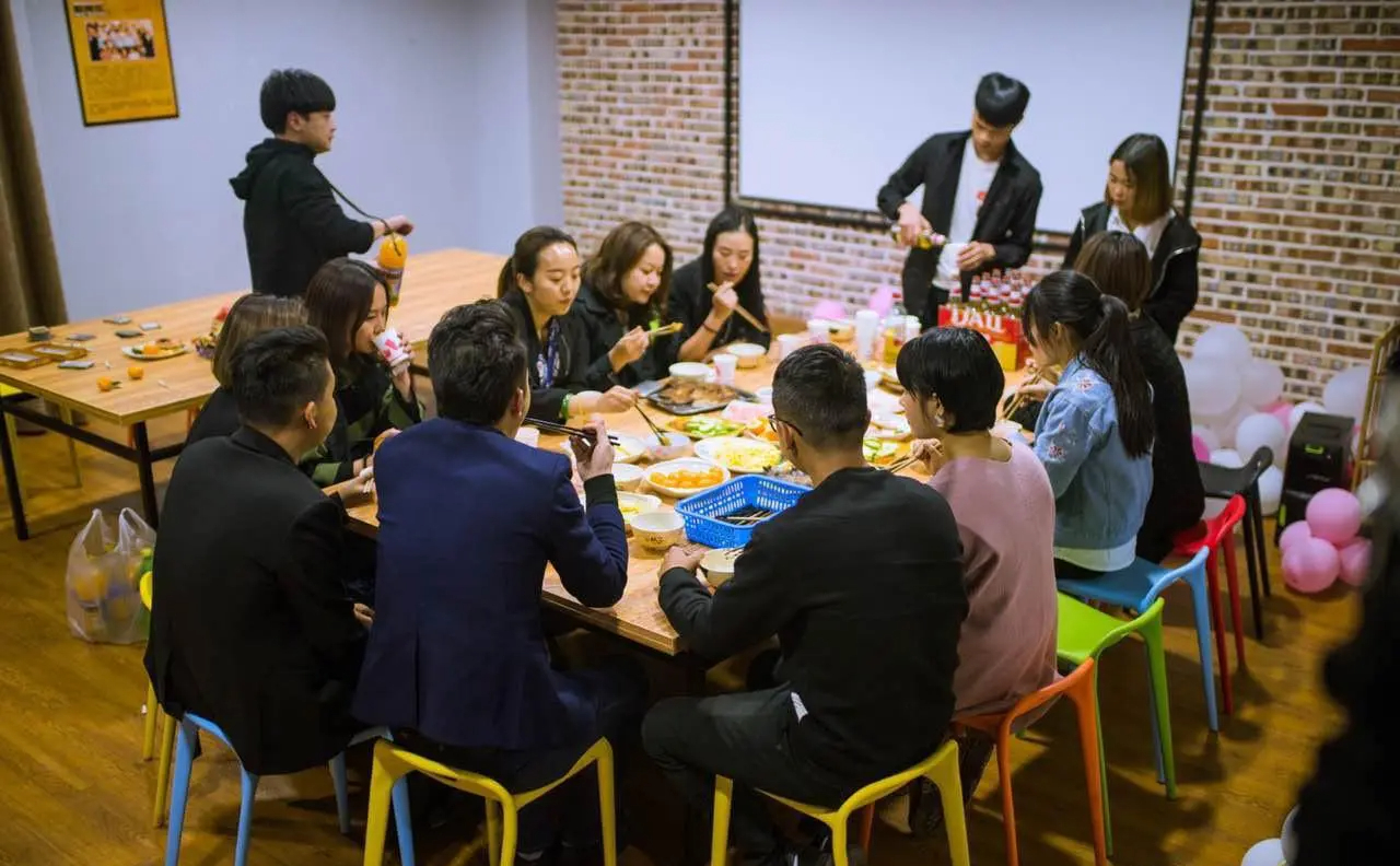 Đi họp lớp gặp lại lớp trưởng từng thích tôi, anh ta bao cả quán, mừng mỗi người 1 triệu, riêng tôi nhận phong bao kỳ lạ- Ảnh 1.