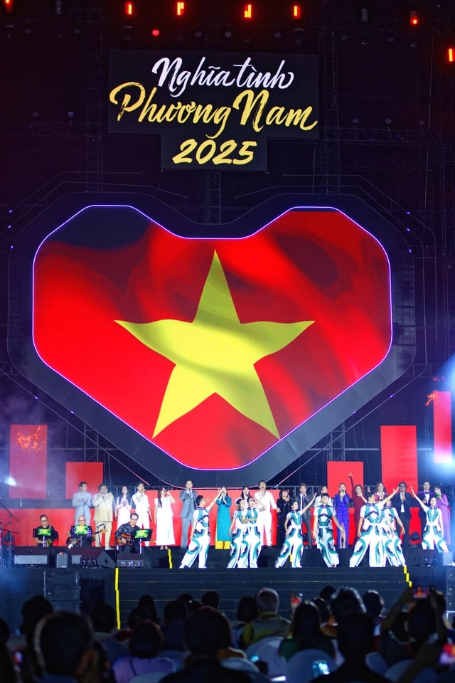 Trích 6 tỷ đồng từ ngân sách lễ cưới của con gái, tỷ phú Johnathan Hạnh Nguyễn mang tiền hỗ trợ bà con vùng lũ- Ảnh 1.