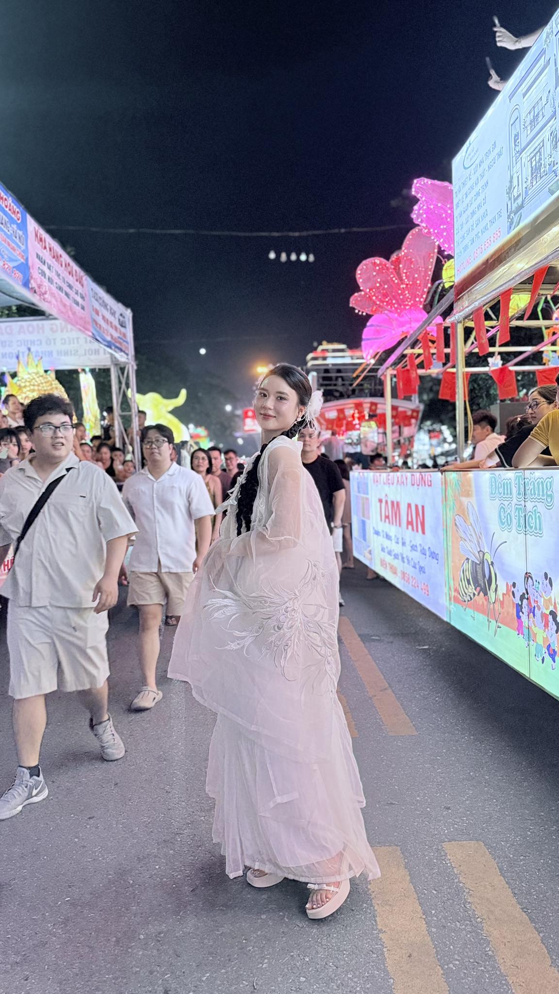 Cô gái xinh đẹp bốc vác trên thùng xe tải 30 tấn: Hé lộ thân phận phía sau- Ảnh 7.