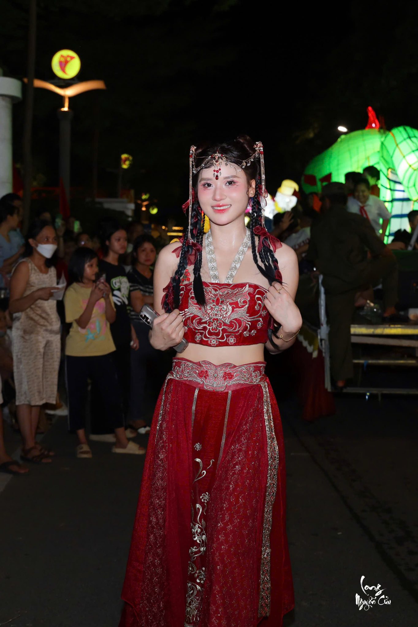 Cô gái xinh đẹp bốc vác trên thùng xe tải 30 tấn: Hé lộ thân phận phía sau- Ảnh 8.