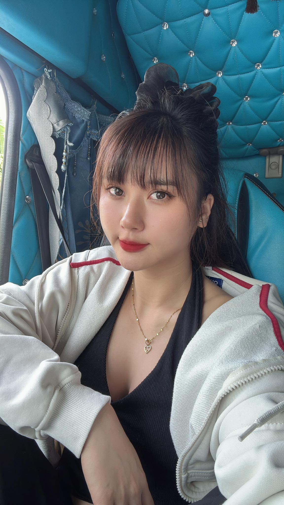 Cô gái xinh đẹp bốc vác trên thùng xe tải 30 tấn: Hé lộ thân phận phía sau- Ảnh 2.