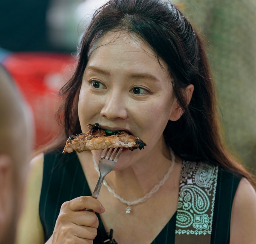 Song Ji Hyo ăn thử món kinh dị 