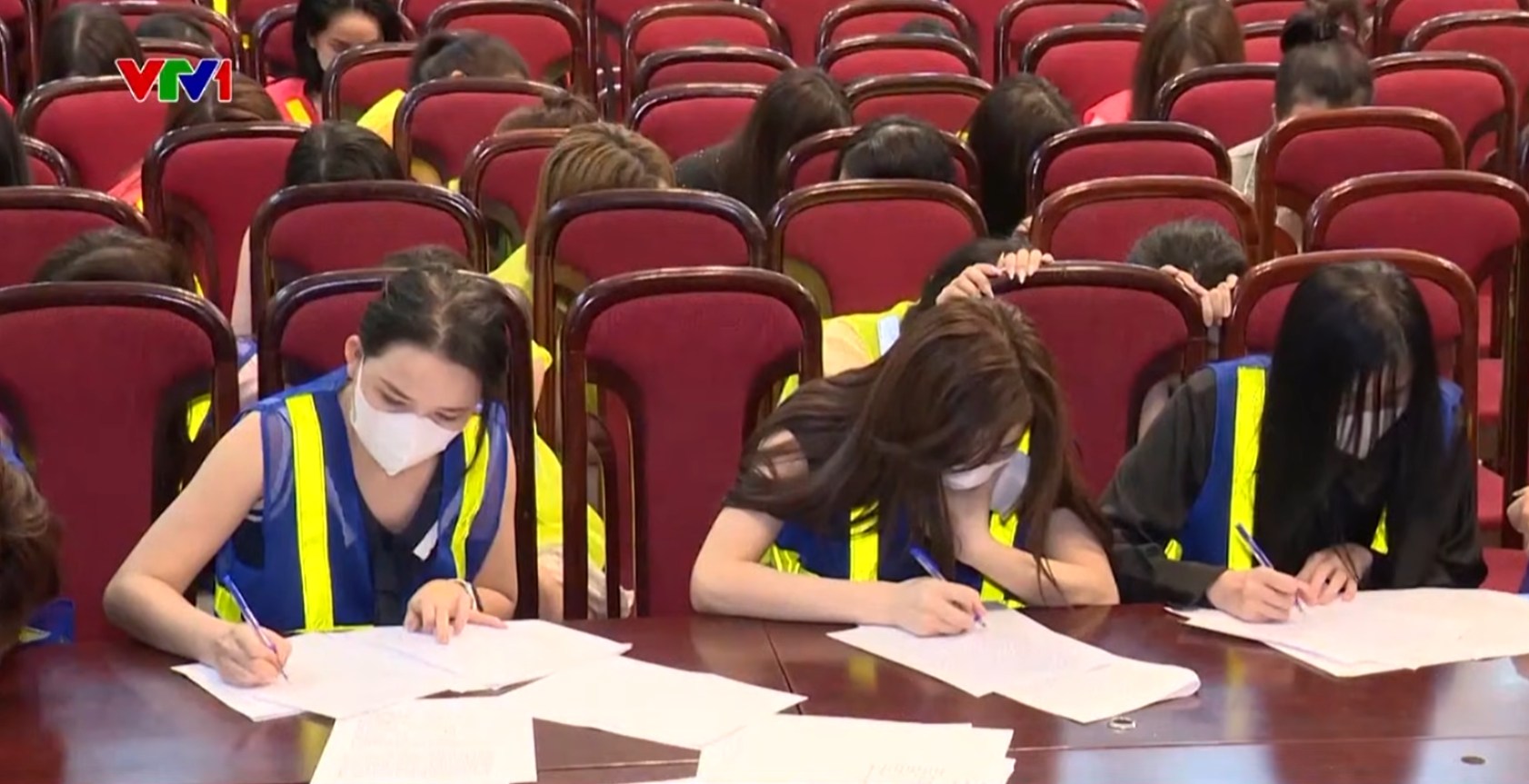 Đột kích quán karaoke Monaza ở Trần Duy Hưng, Hà Nội: Bất thường các dịch vụ "đĩa cherry, hoa quả và tôm hùm"- Ảnh 5.