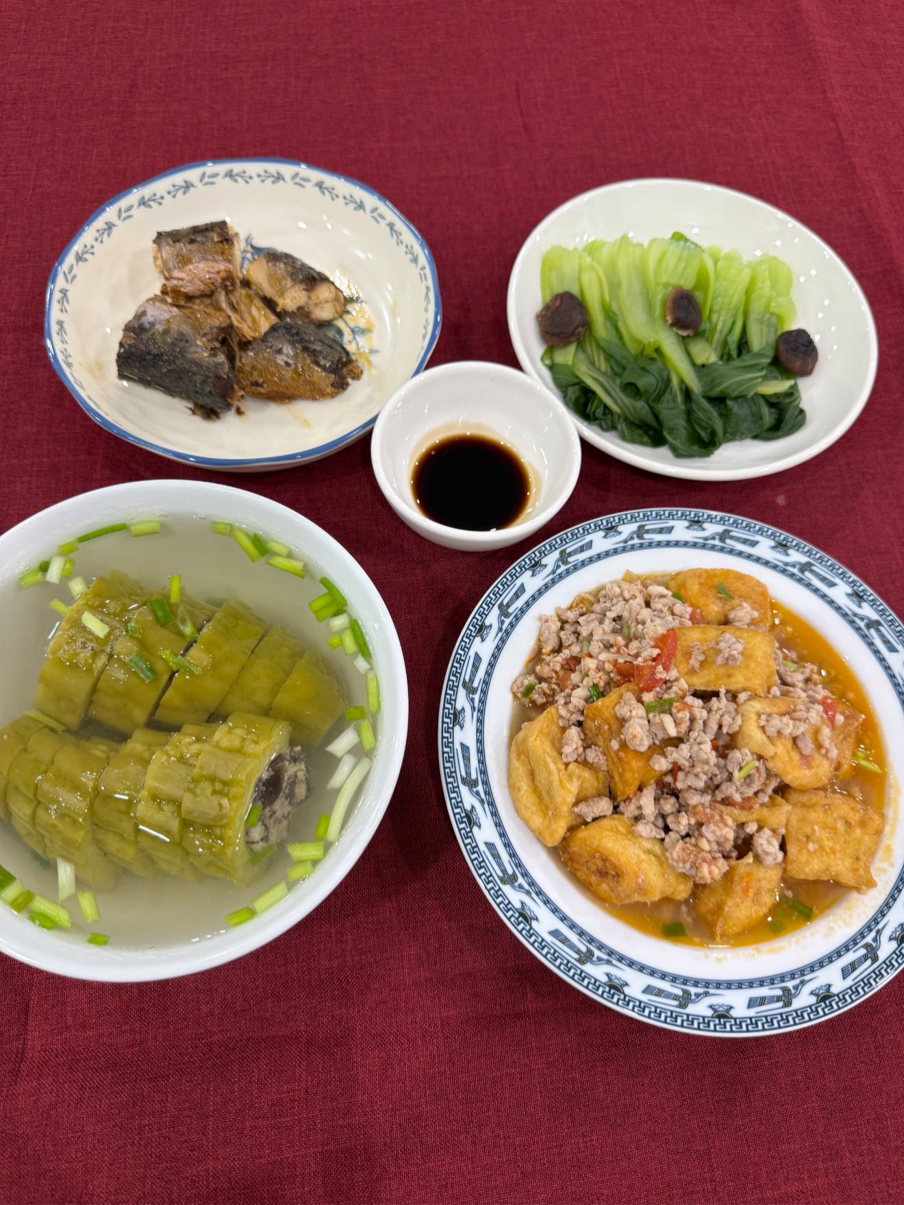 Bức ảnh bữa cơm bình dân 100k gây tranh cãi- Ảnh 1.