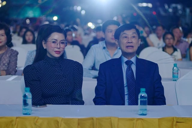 Trích 6 tỷ đồng từ ngân sách lễ cưới của con gái, tỷ phú Johnathan Hạnh Nguyễn mang tiền hỗ trợ bà con vùng lũ- Ảnh 2.