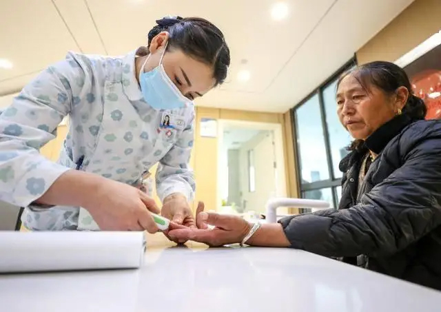 Người phụ nữ 61 tuổi uống sữa chua mỗi ngày trong 6 tháng, khám sức khỏe có 2 chỉ số khiến bác sĩ kinh ngạc thốt lên...- Ảnh 1.