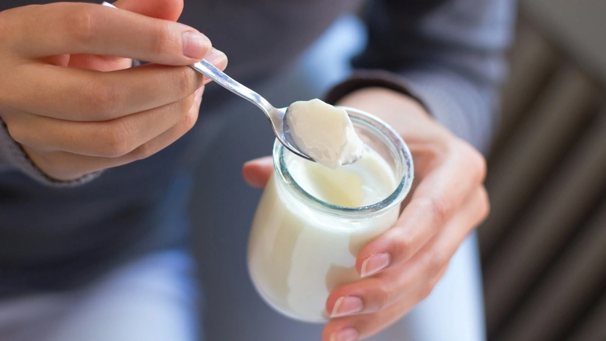 Người phụ nữ 61 tuổi uống sữa chua mỗi ngày trong 6 tháng, khám sức khỏe có 2 chỉ số khiến bác sĩ kinh ngạc thốt lên...- Ảnh 3.