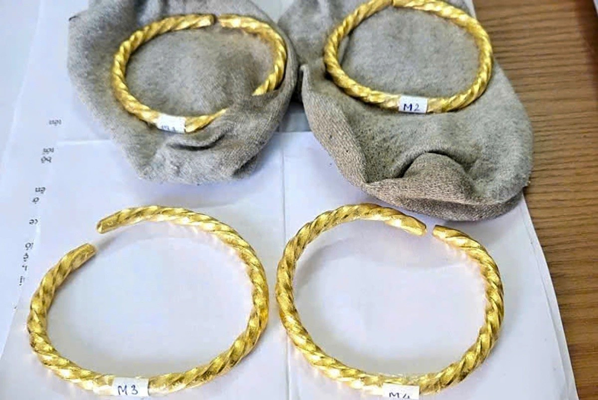 Người phụ nữ cất giấu vàng trong tất để đưa về Việt Nam- Ảnh 2.