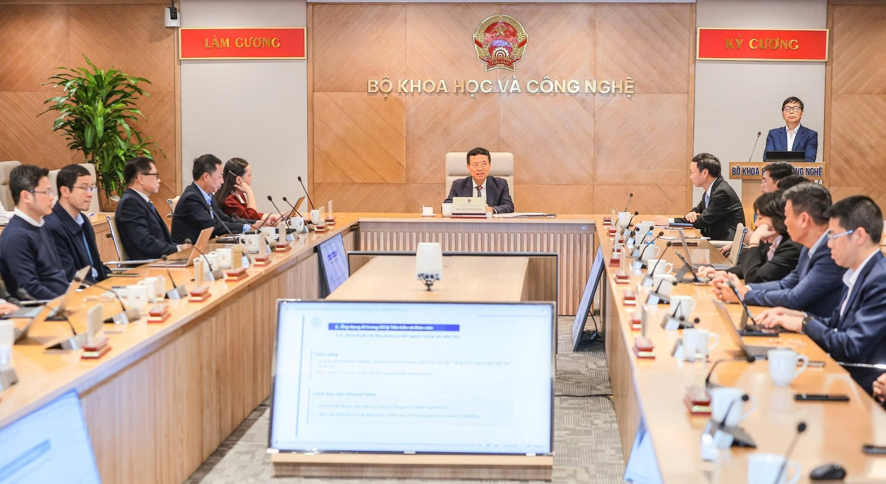 Bộ trưởng Nguyễn Mạnh Hùng: Nếu cán bộ xã thụ động chờ cấp trên cầm tay chỉ việc, chúng ta sẽ không bao giờ theo kịp thực tiễn đang thay đổi từng ngày- Ảnh 2.