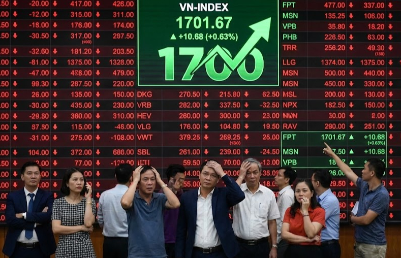VN-Index vượt 1.700 điểm, tài khoản nhà đầu tư vẫn "bốc hơi"- Ảnh 1. VN-Index vượt 1.700 điểm, tài khoản nhà đầu tư vẫn "bốc hơi"- Ảnh 1.