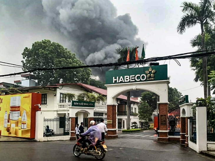 Ảnh, clip hiện trường vụ cháy nhà máy bia Hà Nội Habeco- Ảnh 1. Ảnh, clip hiện trường vụ cháy nhà máy bia Hà Nội Habeco- Ảnh 1.