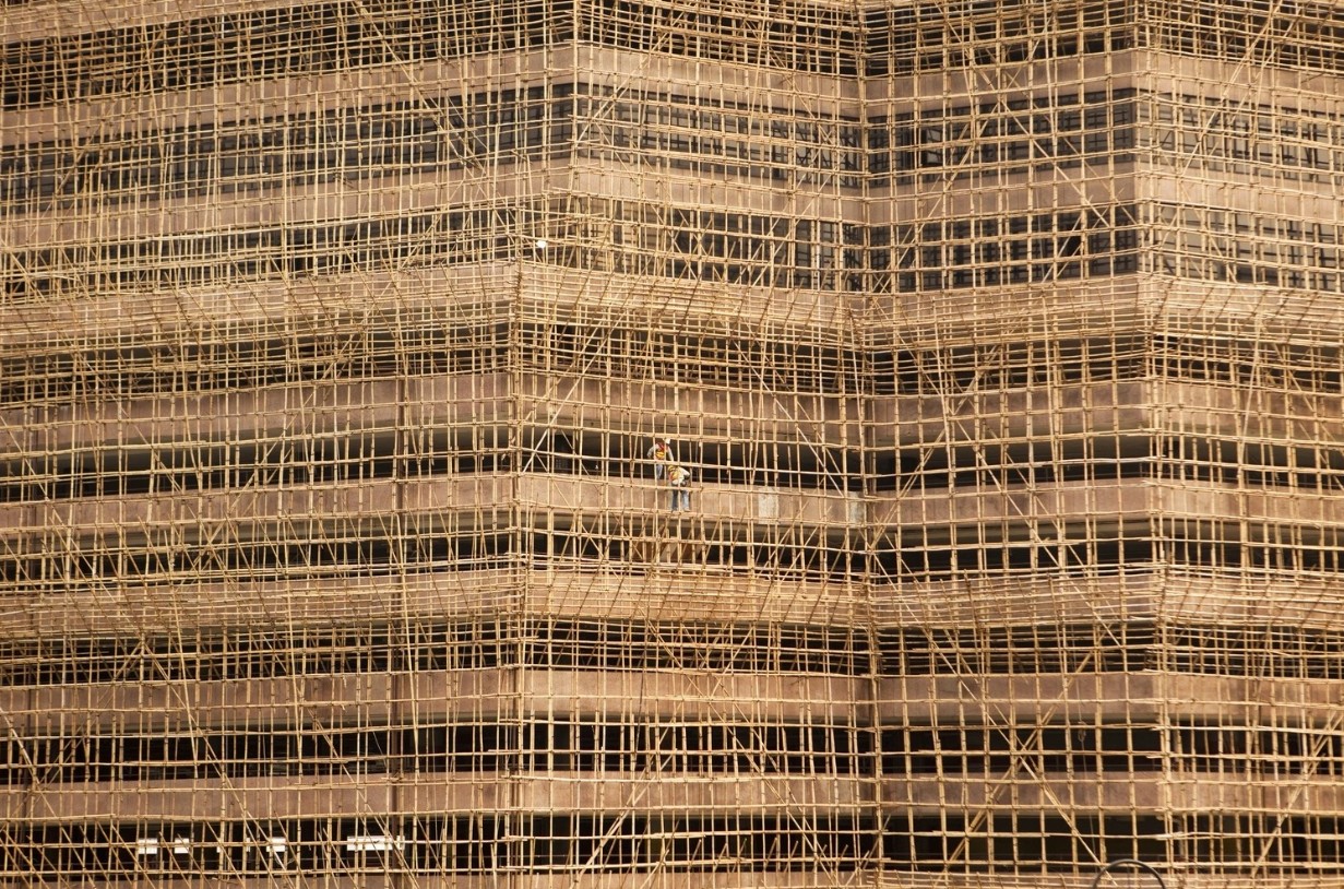 Dựng lại hiện trường: Giàn giáo tre dày như mạng nhện trở thành mồi lửa khiến chung cư của hơn 4.000 cư dân thành ngọn đuốc sống- Ảnh 8. Dựng lại hiện trường: Giàn giáo tre dày như mạng nhện trở thành mồi lửa khiến chung cư của hơn 4.000 cư dân thành ngọn đuốc sống- Ảnh 8.