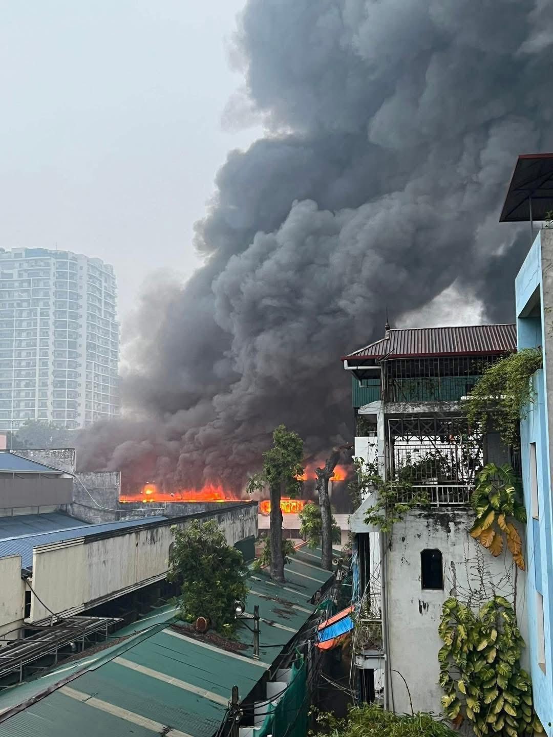 Ảnh, clip hiện trường vụ cháy nhà máy bia Hà Nội Habeco- Ảnh 2. Ảnh, clip hiện trường vụ cháy nhà máy bia Hà Nội Habeco- Ảnh 2.