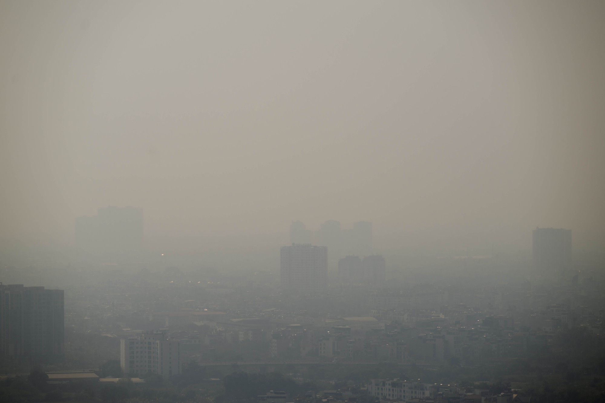 Chùm ảnh, clip: Hà Nội chìm trong bụi mịn dày đặc- Ảnh 1. Chùm ảnh, clip: Hà Nội chìm trong bụi mịn dày đặc- Ảnh 1.