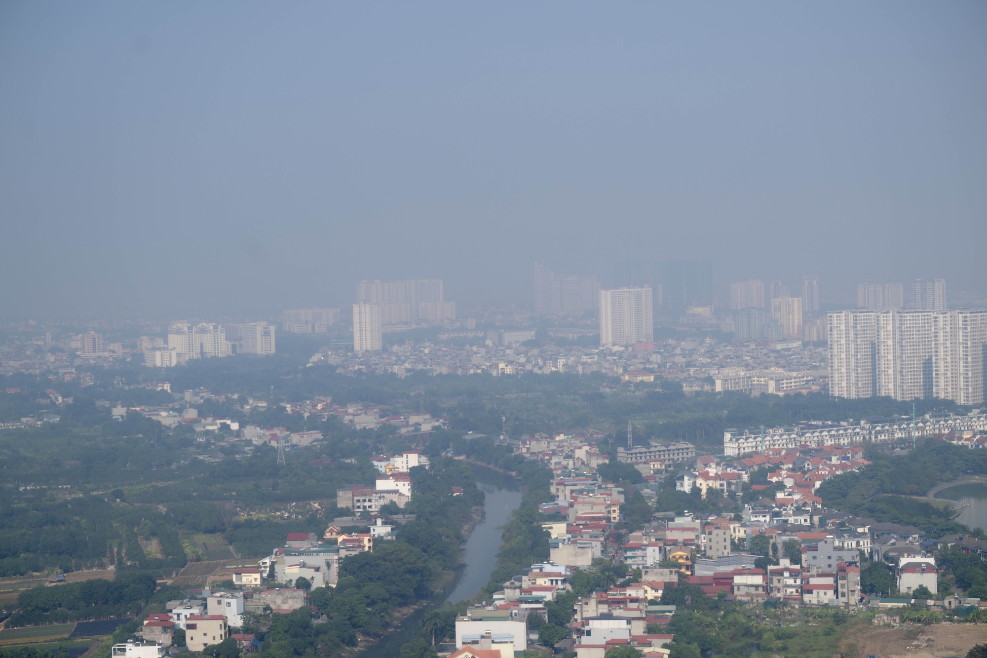 Chùm ảnh, clip: Hà Nội chìm trong bụi mịn dày đặc- Ảnh 6. Chùm ảnh, clip: Hà Nội chìm trong bụi mịn dày đặc- Ảnh 6.
