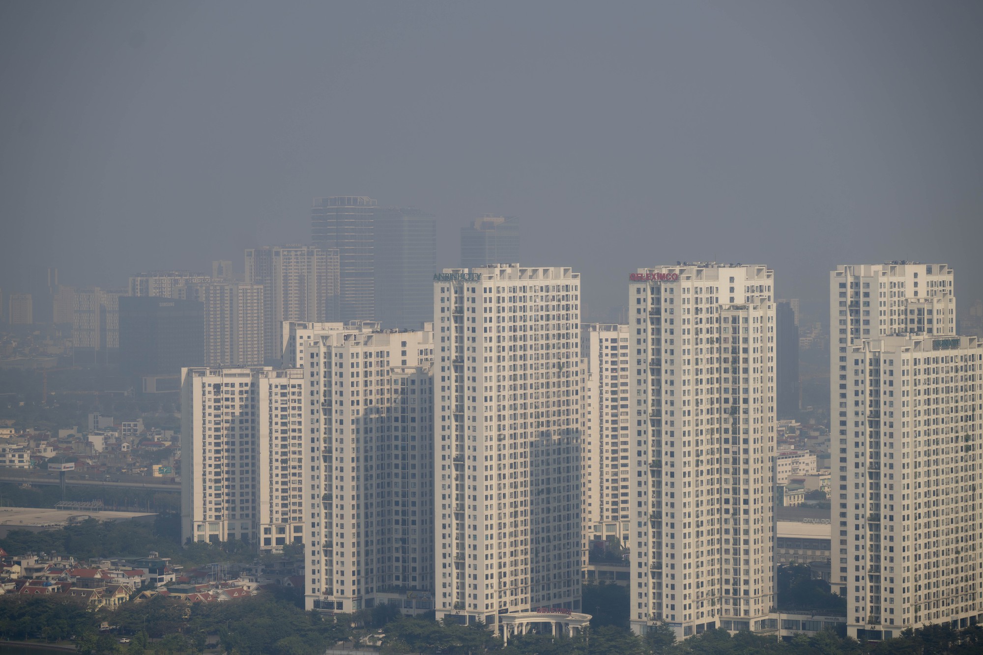 Chùm ảnh, clip: Hà Nội chìm trong bụi mịn dày đặc- Ảnh 5. Chùm ảnh, clip: Hà Nội chìm trong bụi mịn dày đặc- Ảnh 5.