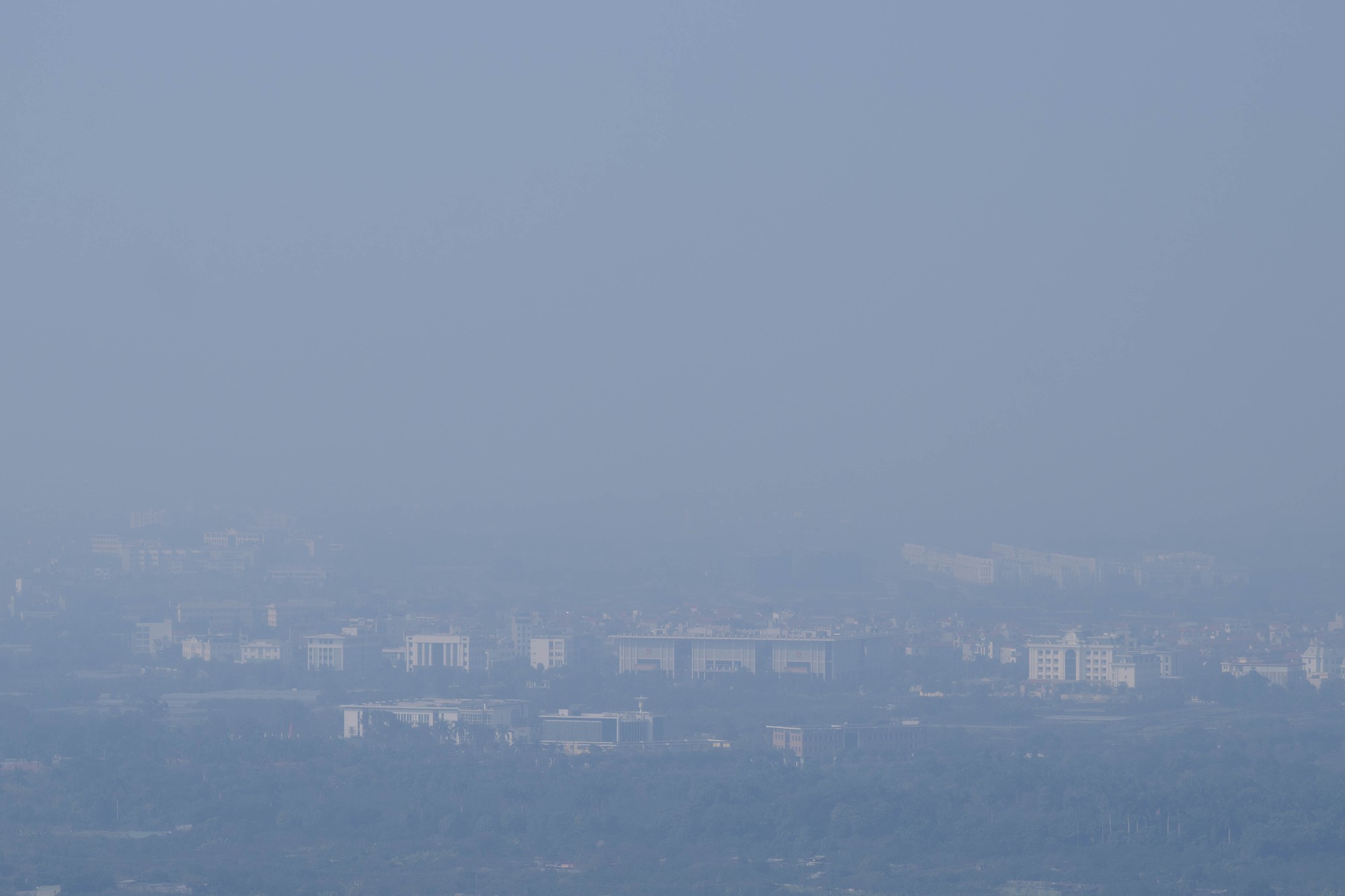 Chùm ảnh, clip: Hà Nội chìm trong bụi mịn dày đặc- Ảnh 11. Chùm ảnh, clip: Hà Nội chìm trong bụi mịn dày đặc- Ảnh 11.