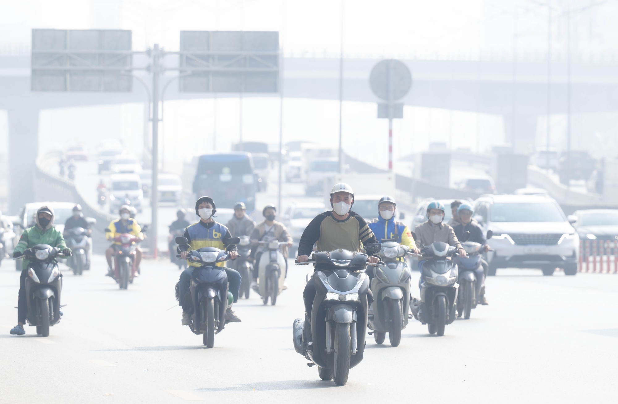 Chùm ảnh, clip: Hà Nội chìm trong bụi mịn dày đặc- Ảnh 17. Chùm ảnh, clip: Hà Nội chìm trong bụi mịn dày đặc- Ảnh 17.