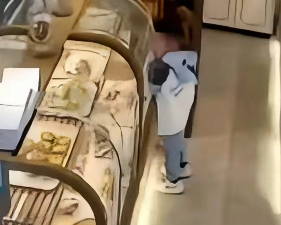 Mẹ "phốt" tiệm bánh khiến con trai ăn xong đau bụng, ai ngờ nhân viên tung đoạn camera: Ai xem cũng phẫn nộ!- Ảnh 1.