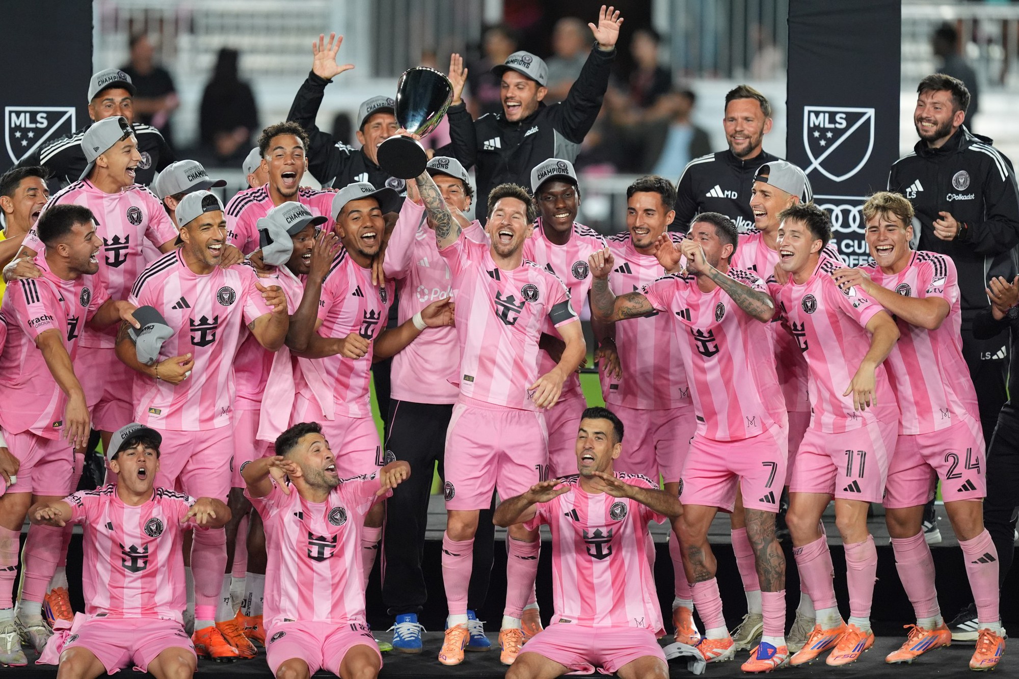 Messi không thể ngừng đẳng cấp: Phá kỉ lục kiến tạo mọi thời đại, giành nhiều danh hiệu nhất lịch sử- Ảnh 1. Messi không thể ngừng đẳng cấp: Phá kỉ lục kiến tạo mọi thời đại, giành nhiều danh hiệu nhất lịch sử- Ảnh 1.