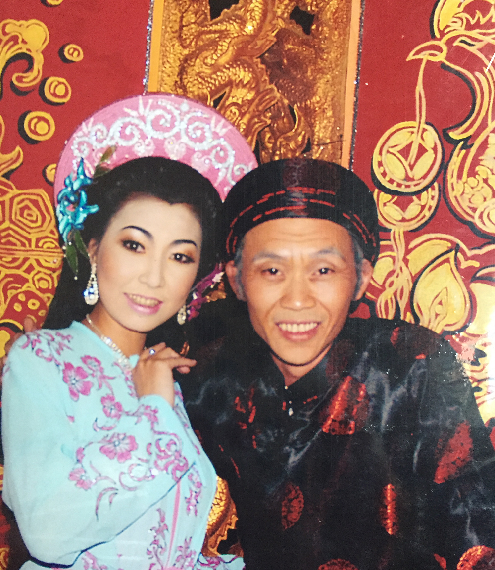 Nữ ca sĩ duy nhất được Hoài Linh công khai yêu, xăm hình danh hài lên người: U50 nuôi cả mẹ lẫn con, cháu- Ảnh 2. Nữ ca sĩ duy nhất được Hoài Linh công khai yêu, xăm hình danh hài lên người: U50 nuôi cả mẹ lẫn con, cháu- Ảnh 2.