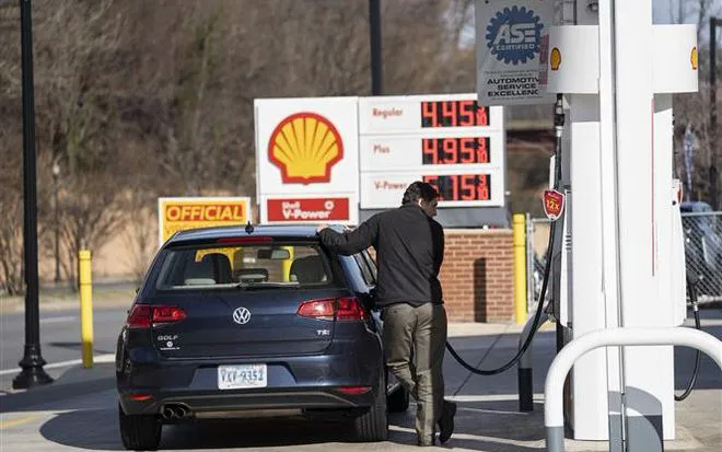 Bơm xăng cho phương tiện tại một trạm xăng ở New York, Mỹ. (Ảnh: THX/TTXVN)