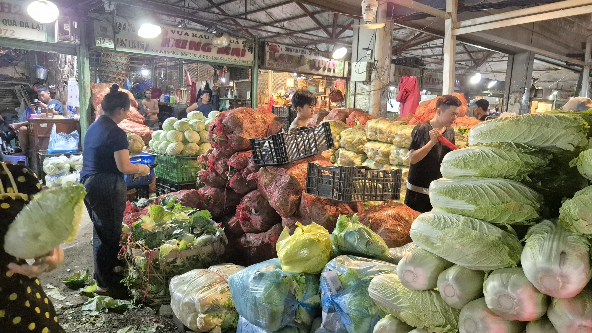 Giá rau, trái cây ở chợ đầu mối bắt đầu rẻ- Ảnh 1. Giá rau, trái cây ở chợ đầu mối bắt đầu rẻ- Ảnh 1.