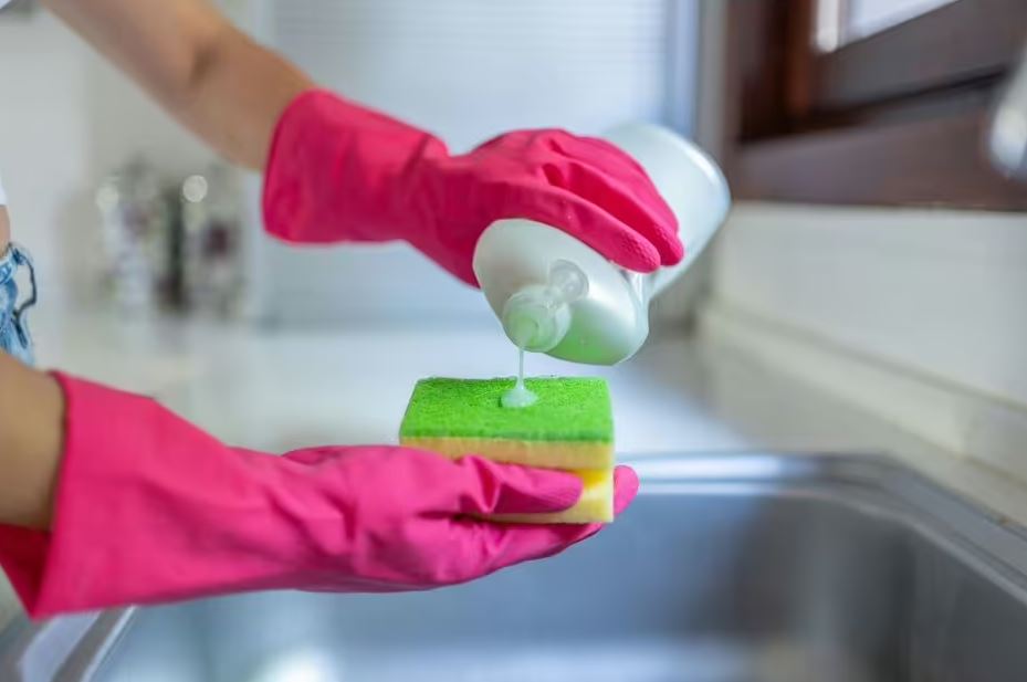 Nhà bếp có 1 thứ cực bẩn mà bạn vẫn vô tư sử dụng hằng ngày: 1 điều cần làm ngay- Ảnh 1.