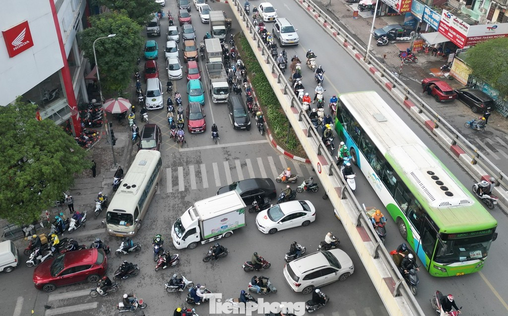 Hà Nội đưa ra phương án 'xoá' các điểm ùn tắc trong năm 2025- Ảnh 1.