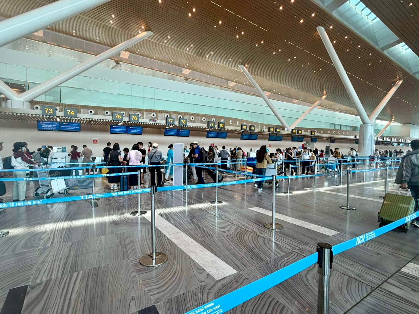 Đi máy bay bằng VNeID và kiosks: Thông thoáng, nhẹ tênh- Ảnh 2.