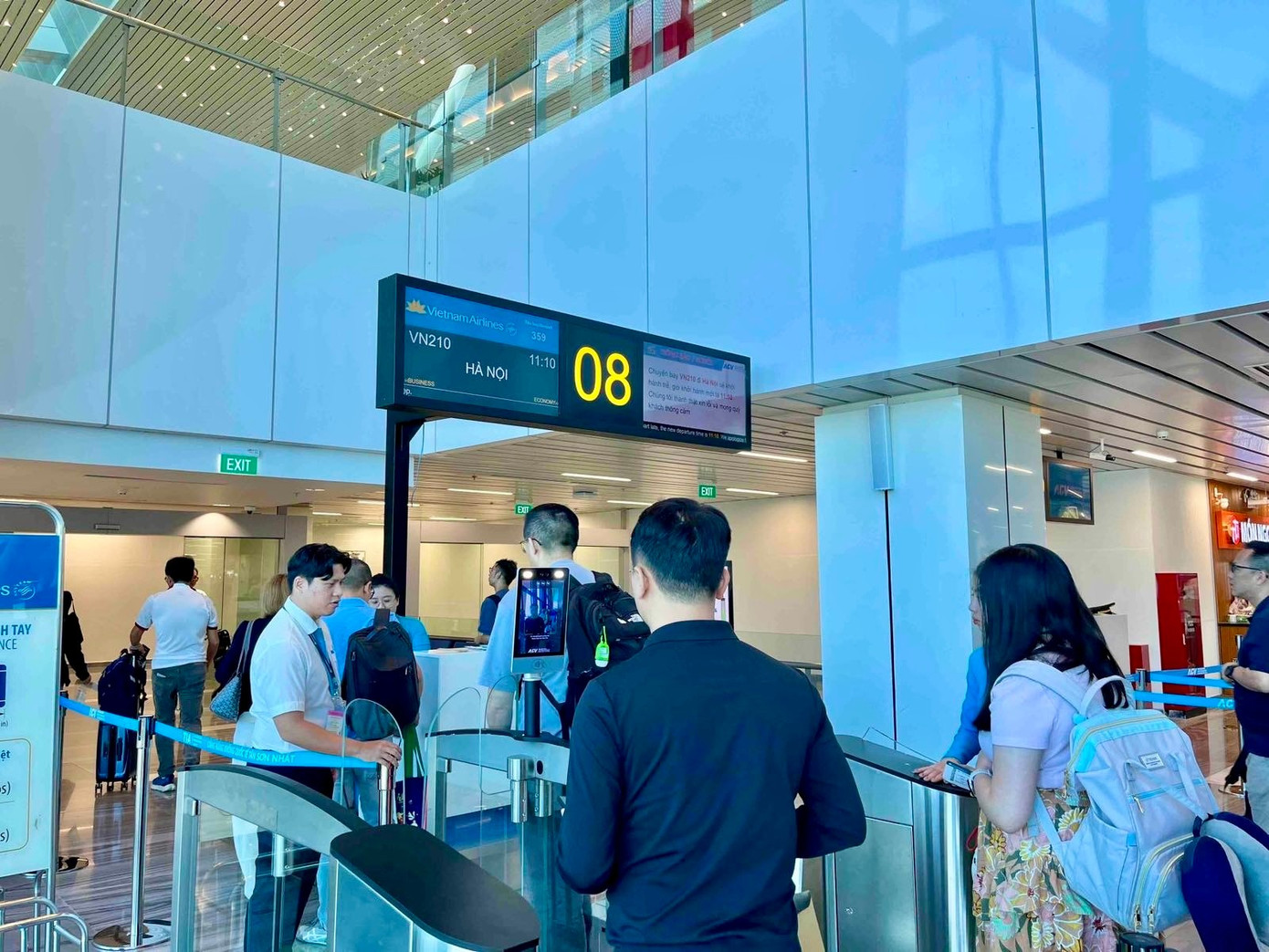 Đi máy bay bằng VNeID và kiosks: Thông thoáng, nhẹ tênh- Ảnh 8.