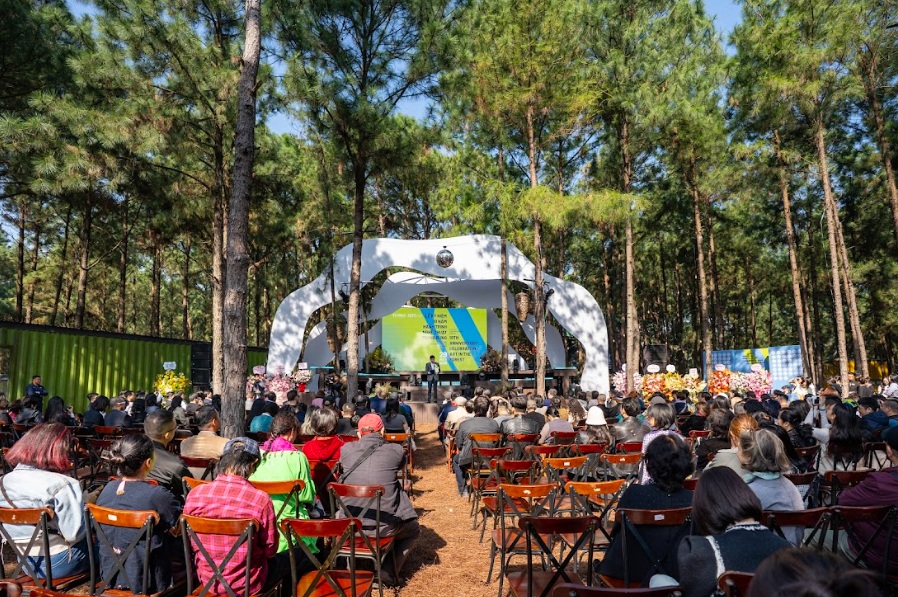 Bảo tàng ngoài trời nằm giữa rừng thông đang gây sốt: Cách Hà Nội hơn 1 tiếng lái xe, quy tụ hơn 100 tác phẩm được dàn dựng giữa không gian ngập nắng và gió- Ảnh 1.