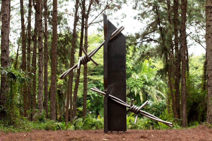 Bảo tàng ngoài trời nằm giữa rừng thông đang gây sốt: Cách Hà Nội hơn 1 tiếng lái xe, quy tụ hơn 100 tác phẩm được dàn dựng giữa không gian ngập nắng và gió- Ảnh 4.