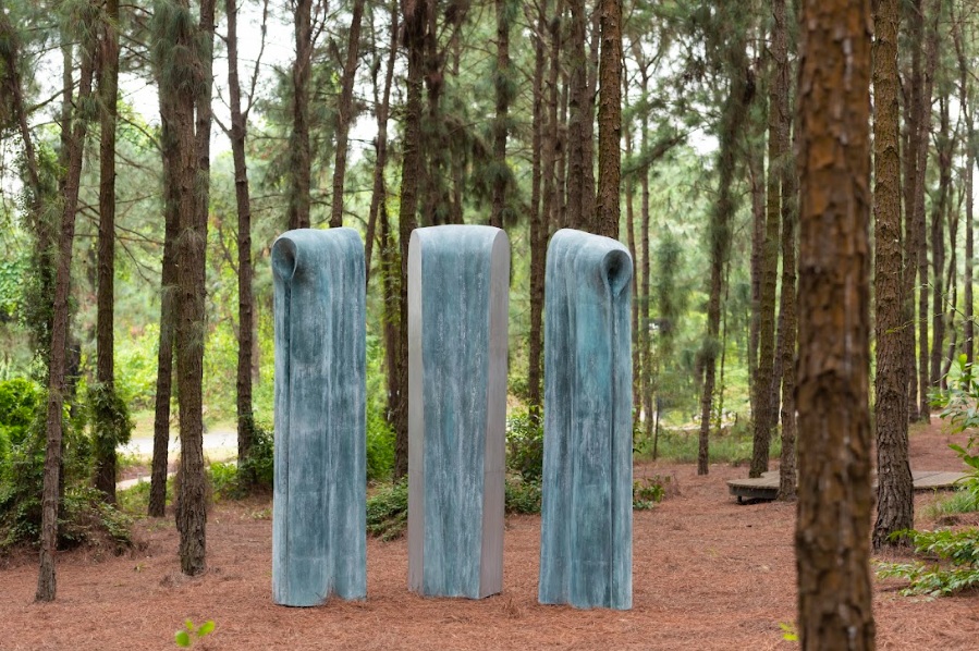 Bảo tàng ngoài trời nằm giữa rừng thông đang gây sốt: Cách Hà Nội hơn 1 tiếng lái xe, quy tụ hơn 100 tác phẩm được dàn dựng giữa không gian ngập nắng và gió- Ảnh 6.