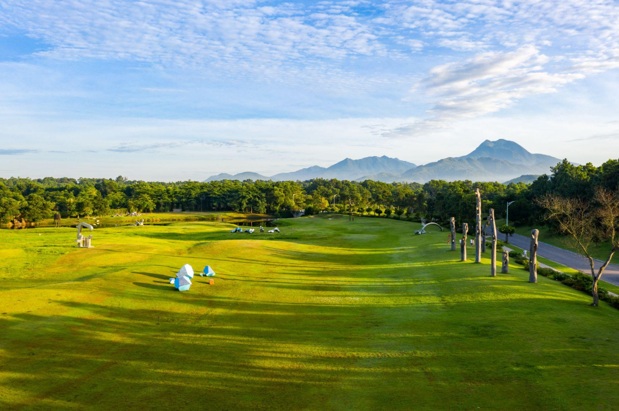 Bảo tàng ngoài trời nằm giữa rừng thông đang gây sốt: Cách Hà Nội hơn 1 tiếng lái xe, quy tụ hơn 100 tác phẩm được dàn dựng giữa không gian ngập nắng và gió- Ảnh 10.