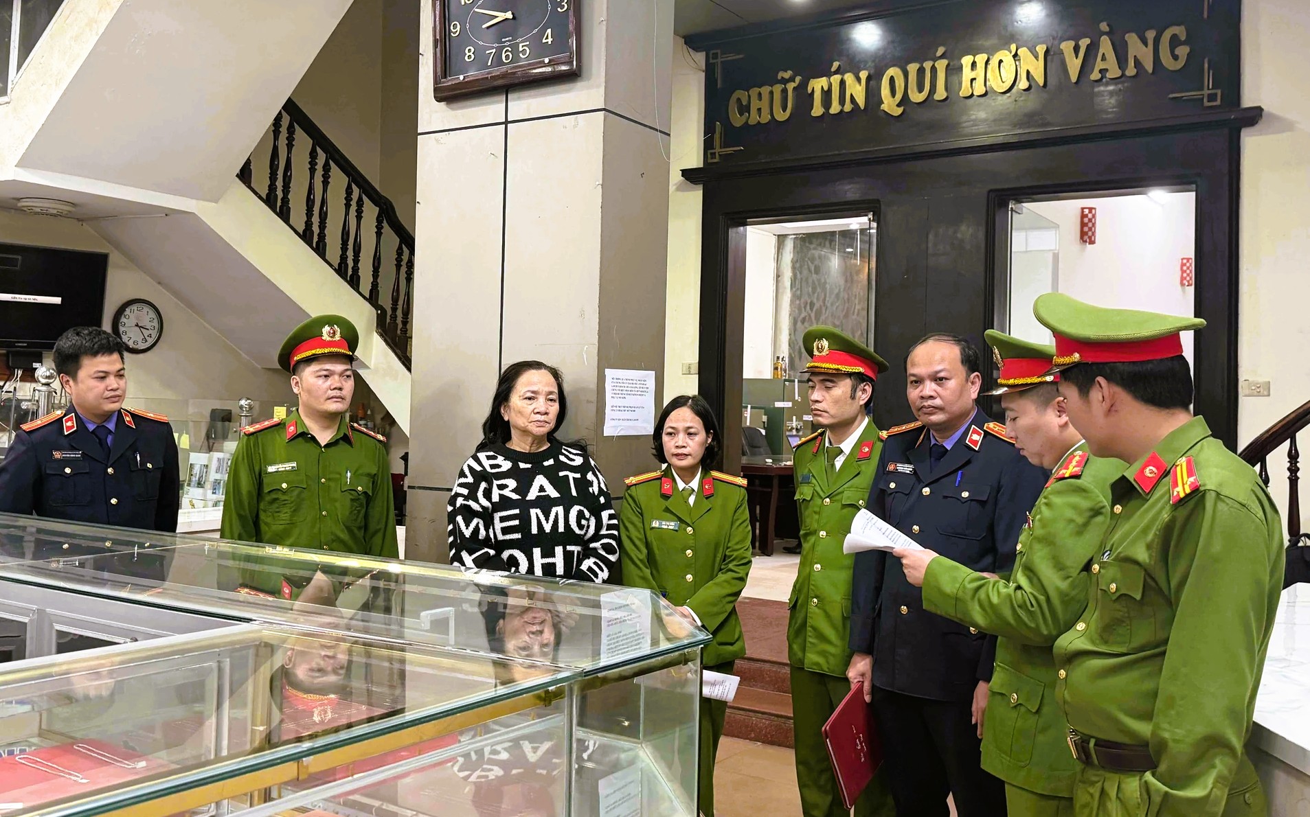 Hé lộ chiêu trò trốn thuế của tiệm vàng nổi tiếng Thanh Hóa - Ảnh 1.