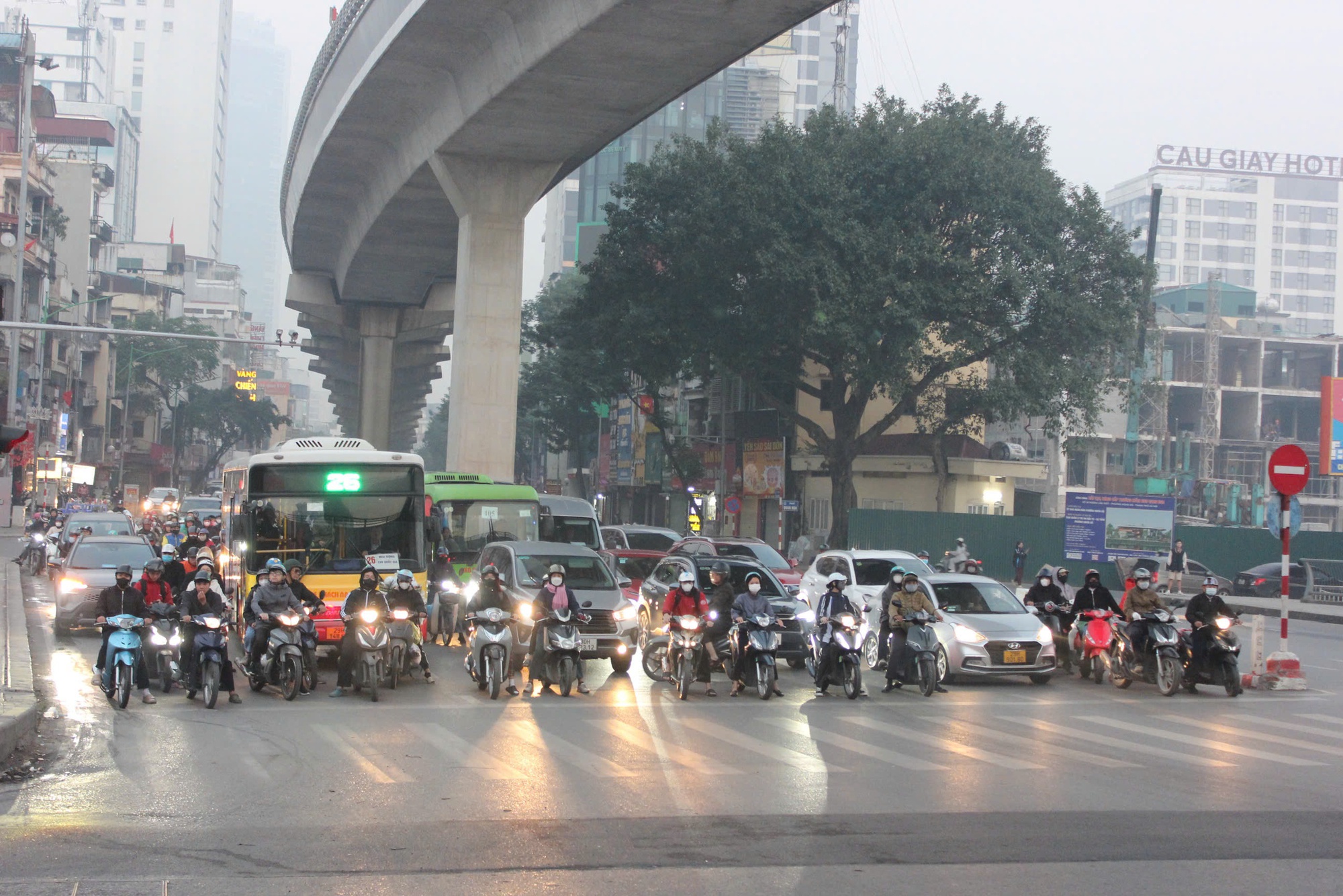Tình hình giao thông tại Hà Nội ngày đầu camera AI hoạt động hiệu quả rõ rệt - Ảnh 1. Tình hình giao thông tại Hà Nội ngày đầu camera AI hoạt động hiệu quả rõ rệt - Ảnh 1.