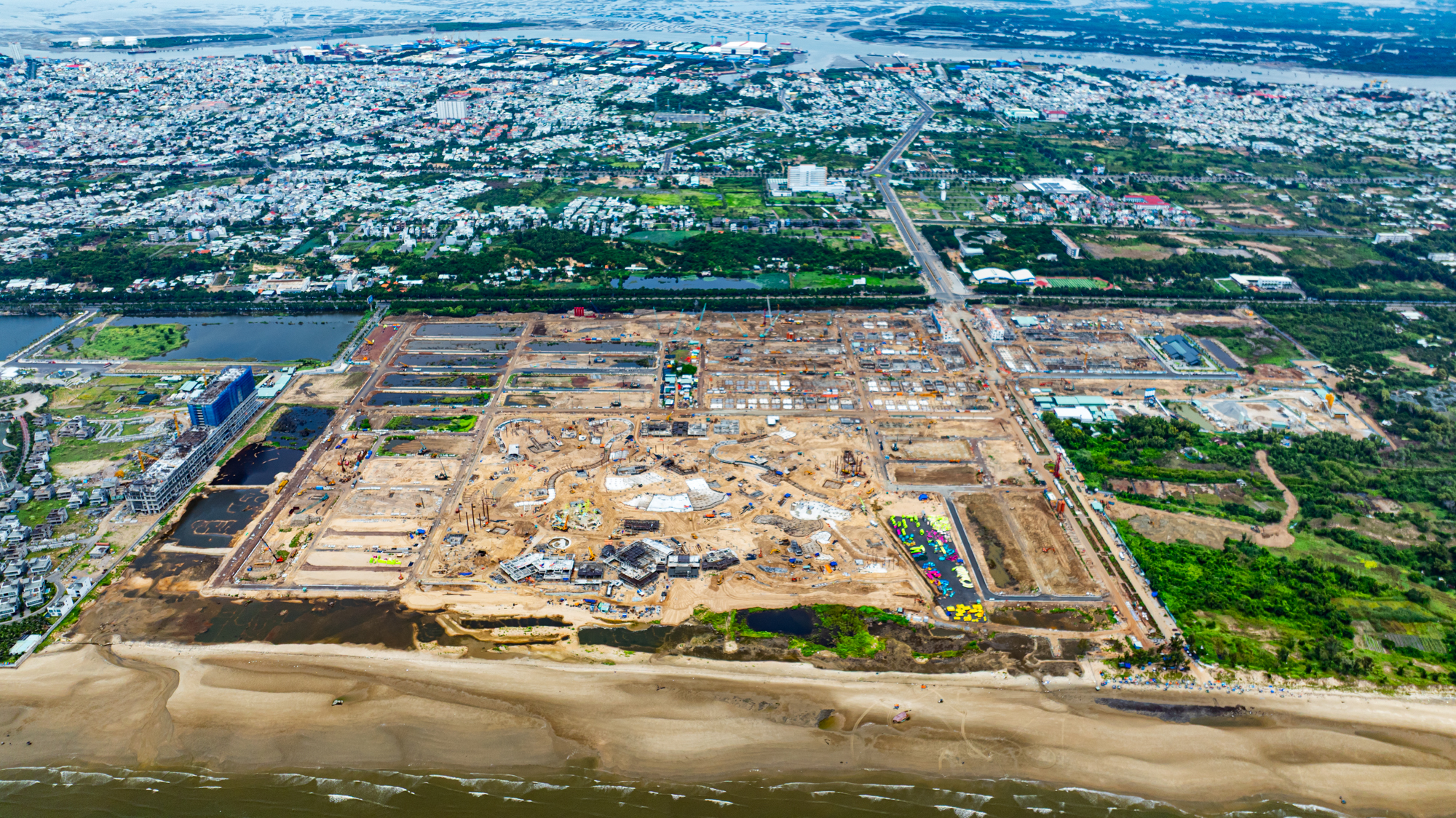 Tiến độ gây sốc tại đại đô thị lớn nhất của Sun Group ở Vũng Tàu: Hơn 4.000 công nhân xây dựng, công viên nước lớn nhất miền Nam sắp mở, giá nhà phố vượt 200 triệu đồng/m2- Ảnh 1. Tiến độ gây sốc tại đại đô thị lớn nhất của Sun Group ở Vũng Tàu: Hơn 4.000 công nhân xây dựng, công viên nước lớn nhất miền Nam sắp mở, giá nhà phố vượt 200 triệu đồng/m2- Ảnh 1.