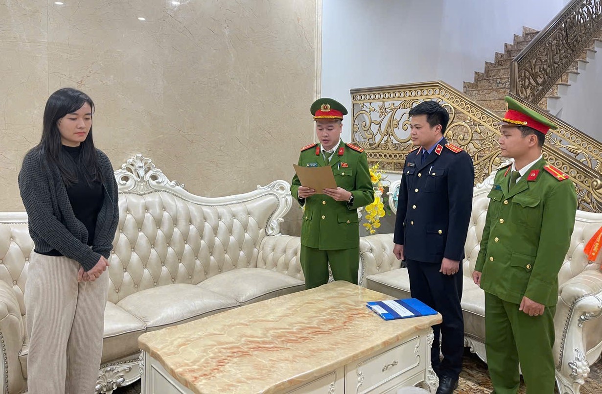 Ảnh: Khám xét nơi ở và nơi làm việc của vợ chồng chủ tiệm vàng Nguyễn Hữu Bình- Ảnh 7.