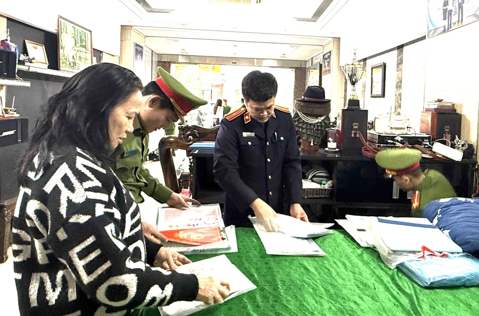 Ảnh: Khám xét nơi ở và nơi làm việc của vợ chồng chủ tiệm vàng Nguyễn Hữu Bình- Ảnh 5.