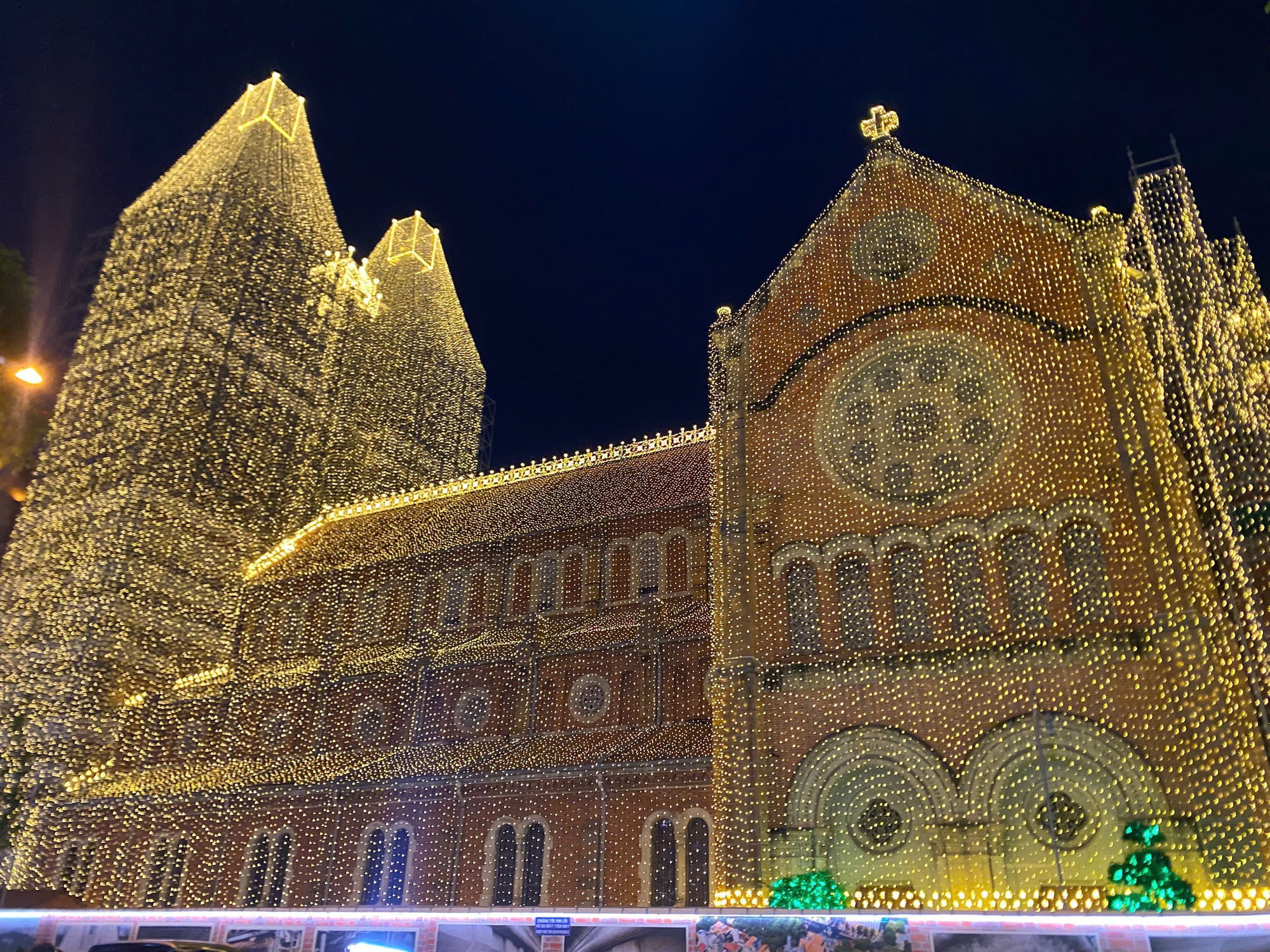 Giống Thượng Hải, điểm ngay trung tâm TP.HCM khiến nhiều người xếp hàng chỉ để xem khoảnh khắc lúc 18h45 - Ảnh 4.