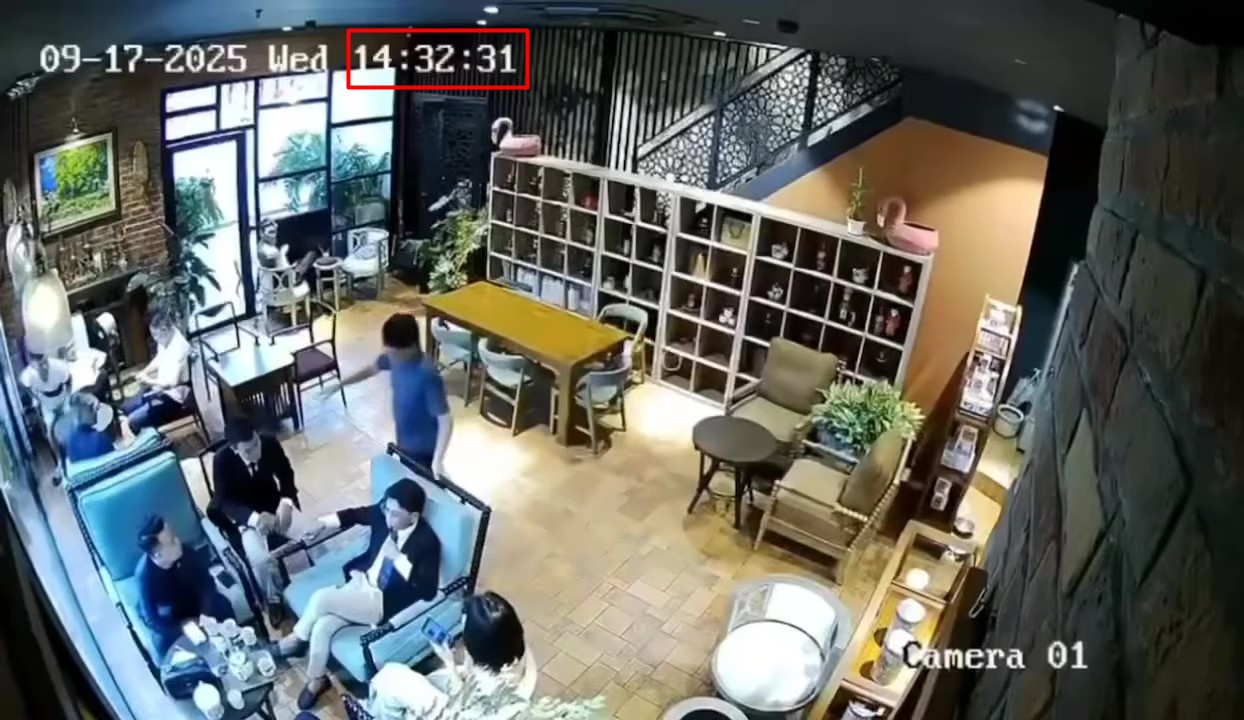 Diễn biến mới vụ Nguyễn Văn Thiên bị bắt: Lộ clip "tổng tài" ra lệnh "Gọi thằng chủ ra đây! Tao làm việc” - Ảnh 2. Diễn biến mới vụ Nguyễn Văn Thiên bị bắt: Lộ clip "tổng tài" ra lệnh "Gọi thằng chủ ra đây! Tao làm việc” - Ảnh 2.