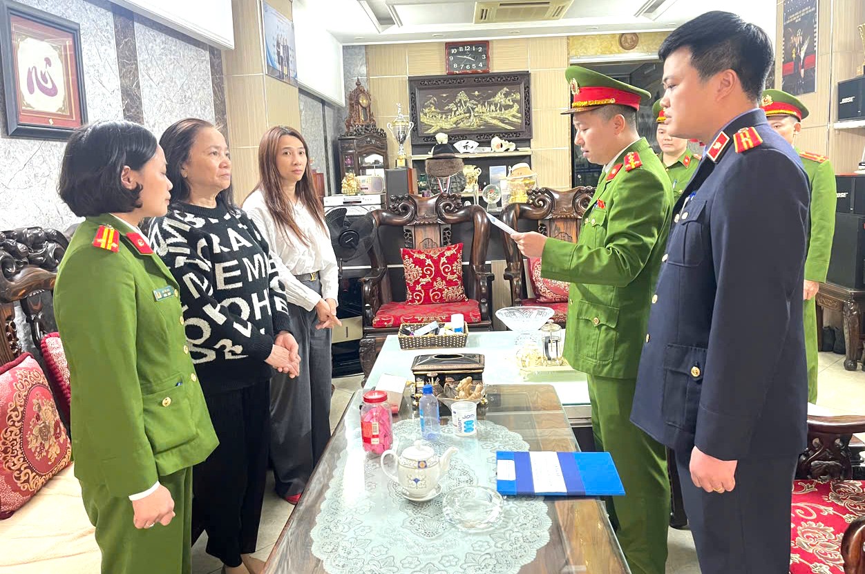 Ảnh: Khám xét nơi ở và nơi làm việc của vợ chồng chủ tiệm vàng Nguyễn Hữu Bình- Ảnh 6.