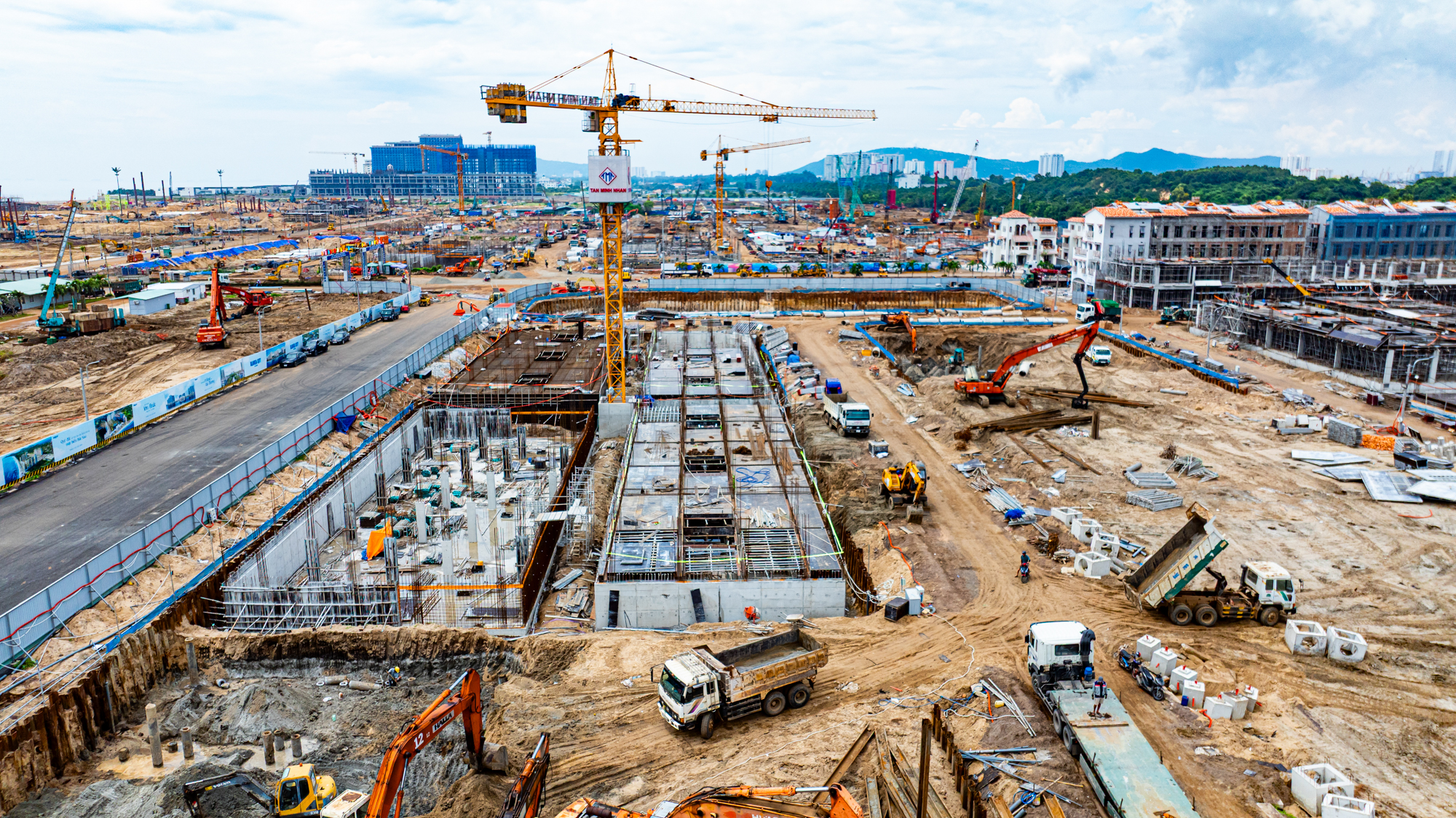 Tiến độ gây sốc tại đại đô thị lớn nhất của Sun Group ở Vũng Tàu: Hơn 4.000 công nhân xây dựng, công viên nước lớn nhất miền Nam sắp mở, giá nhà phố vượt 200 triệu đồng/m2- Ảnh 3. Tiến độ gây sốc tại đại đô thị lớn nhất của Sun Group ở Vũng Tàu: Hơn 4.000 công nhân xây dựng, công viên nước lớn nhất miền Nam sắp mở, giá nhà phố vượt 200 triệu đồng/m2- Ảnh 3.