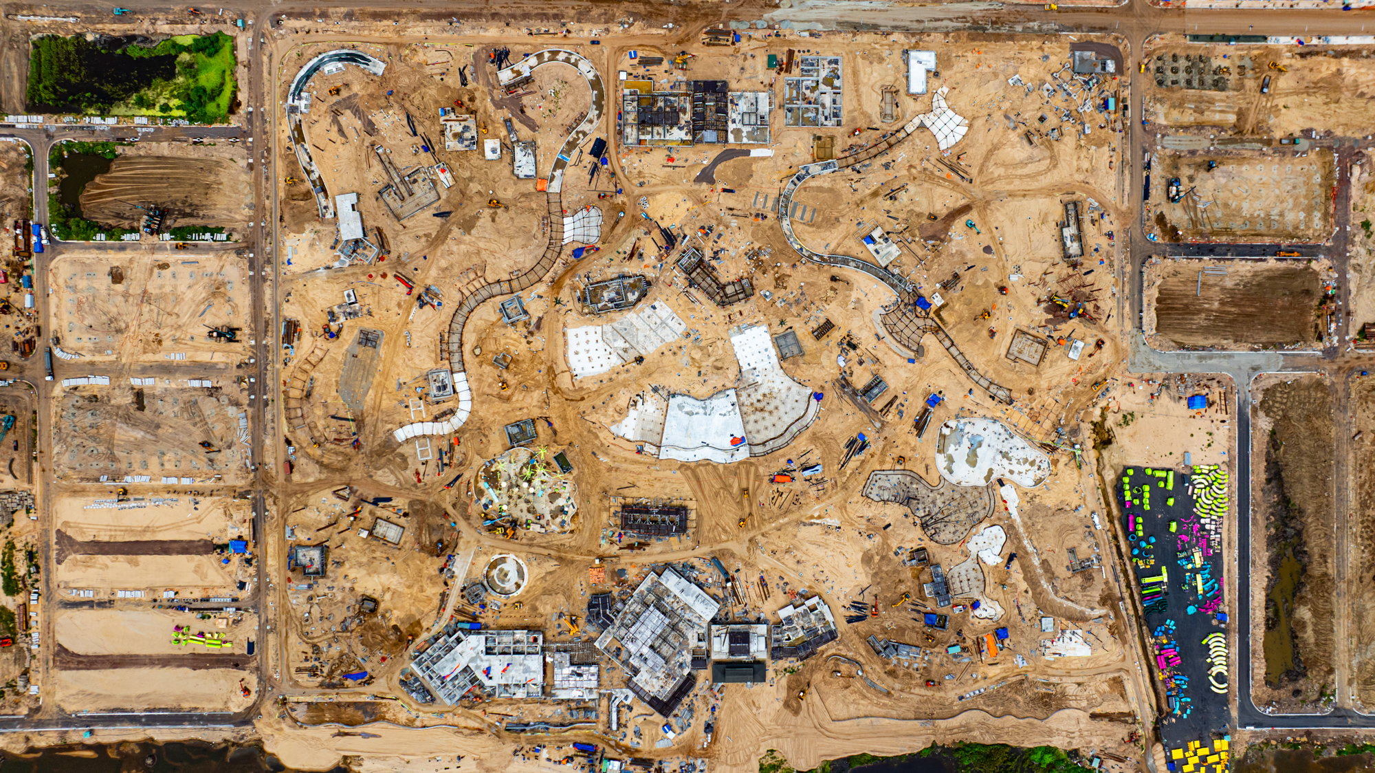 Tiến độ gây sốc tại đại đô thị lớn nhất của Sun Group ở Vũng Tàu: Hơn 4.000 công nhân xây dựng, công viên nước lớn nhất miền Nam sắp mở, giá nhà phố vượt 200 triệu đồng/m2- Ảnh 4. Tiến độ gây sốc tại đại đô thị lớn nhất của Sun Group ở Vũng Tàu: Hơn 4.000 công nhân xây dựng, công viên nước lớn nhất miền Nam sắp mở, giá nhà phố vượt 200 triệu đồng/m2- Ảnh 4.